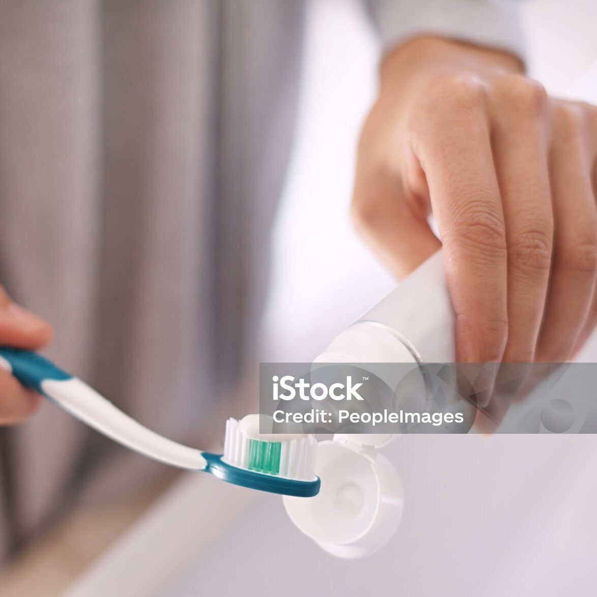 Portrait of an attractive young woman brushing her teethhttp://195.154.178.81/DATA/i_collage/pi/shoots/783515.jpg